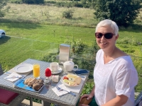 Perfektes Frühstück bei Sonnenschein auf der Terrasse