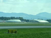 Blick auf Hangar 7 und 8