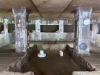 2023-08-31-Totenstaedte-Cerveteri-UNESCO-im-Inneren-eines-Grabes