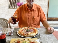 2023-09-01-Montecatini-Mittagessen-riesige-Pizza