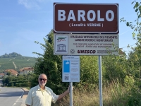 2023-09-02-Weinbaugebiete-im-Piemont-Unesco-Ortstafel-Barolo