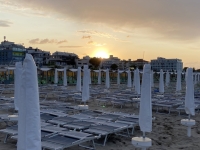 Sonnenuntergang-am-Strand-von-Riccione