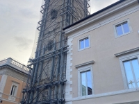 Auch-der-Glockenturm-ist-mit-Traversen-gestützt