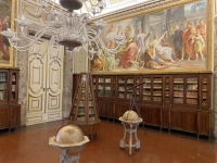 Bibliothek-mit-uralten-Globen