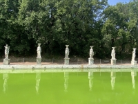 Viele-Skulpturen-rund-um-das-Wasserbecken