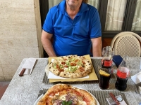 Mittagessen-riesige-Pizzen