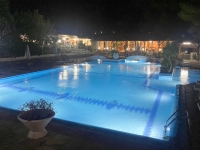 Nikiti-Hotel-Porfi-Beach-Pool-bei-Nacht