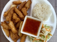 Hauptspeise Chicken süß-sauer mit Reis und Salat