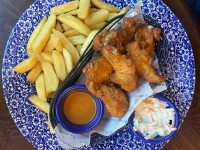 Derby-Abendessen-The-Standing-Order-Chicken-Wings-mit-Pommes