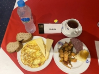 2023-11-18-Mein-erstes-Frühstück-an-Bord