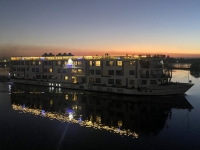 Kreuzfahrtschiff-in-der-Morgensonne