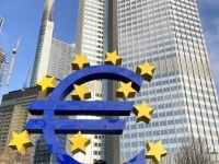 Euro Skulptur vor dem Eurotower