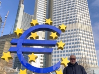 Euro Skulptur vor dem Eurotower
