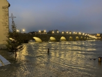 Regensburg Steinerne Brücke im Donau Hochwasser