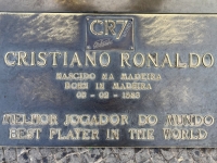 Tafel-bei-Statue-von-Cristiano-Ronaldo