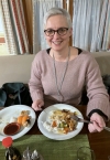 Jutta mit Hauptspeise fertig gegrillte Fleisch- und Meeresfrüchteauswahl vom mongolisches Buffet
