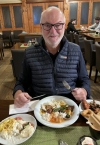 Gerald mit Hauptspeise fertig gegrillte Fleischauswahl vom mongolischen Buffet