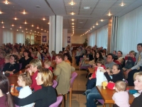 2003 12 09 Kinderweihnachtsfeier_volles Mitarbeiterrestaurant beim Kasperl