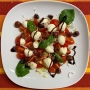 2022 01 28 Salat Caprese mit Jungzwiebeln und Oliven