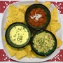 2022 02 02 Mexikanische Nachos mit Guacamole, Salsa und Käsedip