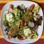 2022 04 11 Gemischter Salat mit gerösteten Bärlauch-Käsetaler
