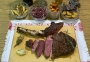 2022 10 15 Tomahawk Steak aufgeschnitten mit Süßkartoffelpommes, bunten Bratkartoffeln, Speckfisolen und Chinakohlsalat