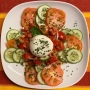 2021 08 09 Burrata auf Tomaten-Gurkensalat