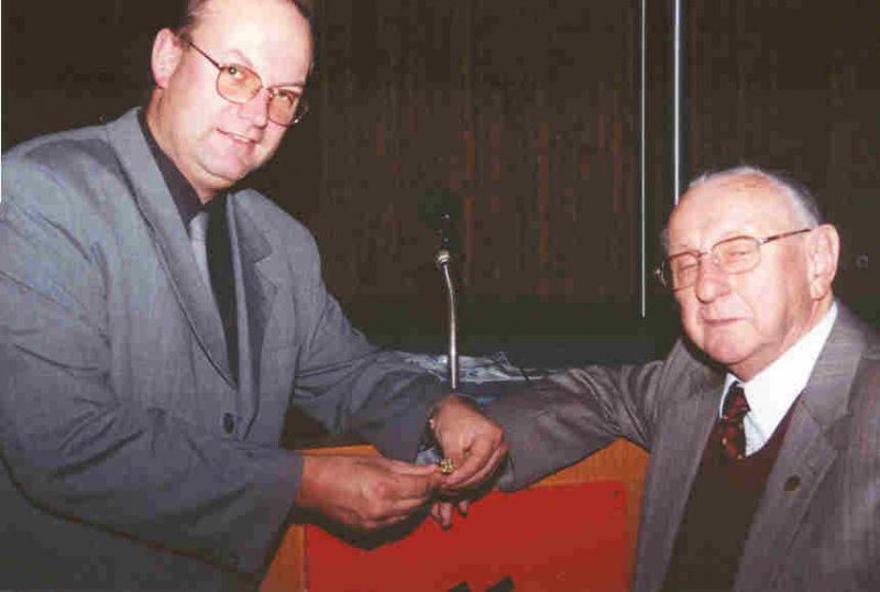 2000 04 13 Ehrenring in Gold von MR Dr. Josef Lehner