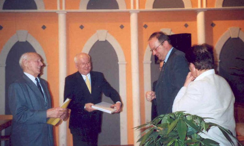 2004 03 14 ASVOÖ Ehrenzeichen Gold mit ASVOÖ-Präsident Robatscher und Willi Altenstrasser