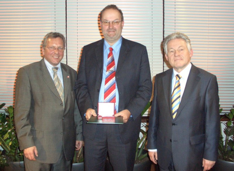 2007 03 29 Landessportehrenzeichen des Landes OÖ in Gold mit LH Dr. Josef Pühringer und Union-Präs. Gerhard Hauer