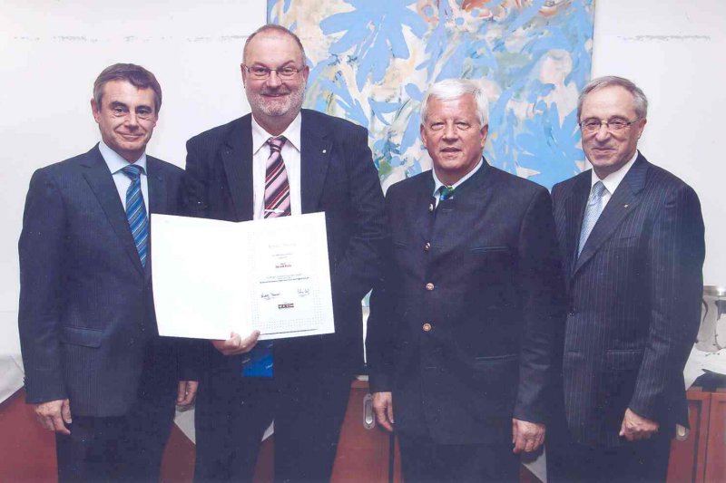 2013 06 03 Ehrenurkunde der Wirtschaftskammer OÖ für 30 Jahre RLB OÖ mit GD Dr. Heinrich Schaller