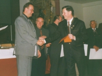2000 03 18 Ehrenbrief des ÖTB OÖ beim Landesturntag in Enns mit LO Dr. Dieter Brandenburg