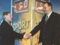 2002 04 11 Landessportehrenzeichen des Landes OÖ in Silber mit LH Dr. Josef Pühringer