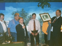 2004 12 18 Bild Turnerdenkmal als Geschenk für 10-jährige Obmannschaft vom Turnrat bei Gesamtweihnachtsfeier