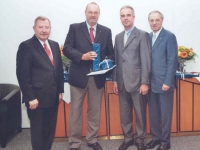 2008 07 07 Ehrenurkunde der Wirtschaftskammer OÖ für 25 Jahre RLB OÖ mit GD Dr. Ludwig Scharinger