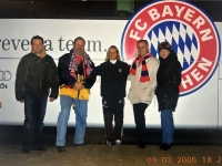 2005 03 09 CL Spiel Arsenal FCB London FC Bayern Bus mit Busfahrerin