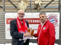 2023 12 10 FCB Fanclub Natternbach Weihnachtsfeier erstmals im IKUNA Prost Obmann
