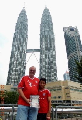 2015-03-22-malaysia-kuala-lumpur-petronas-twin-towers-mit-pakistani