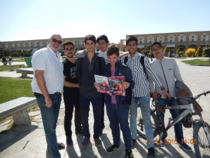 2016 03 12 Iran Isfahan_Die Burschen freuen sich über das FC Bayern Magazin