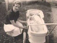 1963 Gerald mit Mutter im Kinderwagen