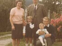 1967 Gerald mit Familie mit Mayrhuber Opa in Taufkirchen