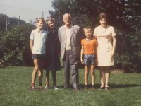 1973 Mit Opa und Oma im Garten