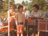 1977 Juni Im Garten in Taufkirchen