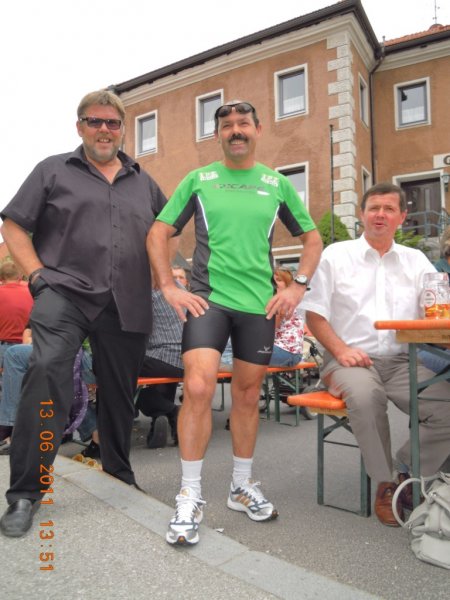 2011-06-13-pfarrfestlauf-kallham-sponsor-läufer-bürgermeister