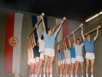 1987 12 11 Julschauturnen Baumstammgymnastik