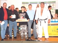 2002 04 27 Judo Meisterschaftskampf gegen JV Ort_ die glücklichen gewinner der saisonkartenverlosung