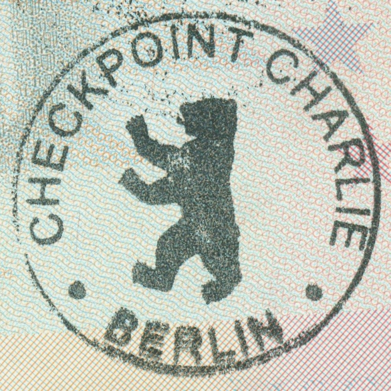 2016 09 26 Berlin Erinnerungsstempel an die DDR_Checkpoint Charlie Berlin