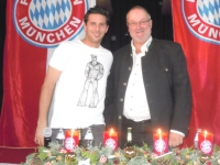 2012 12 09 Claudio Pizarro FCBayern Spieler bei der Fanclub Weihnachtsfeier in Natternbach