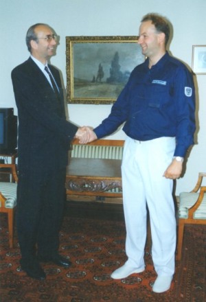 1993 06 25 Türk Dr Helmut Österreichischer Botschaft in Washington anl USA SZ Tournee