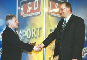 2002-04-11-landeshauptmann-dr-josef-pühringer-bei-der-verleihung-des-landessportehrenzeichen-in-silber